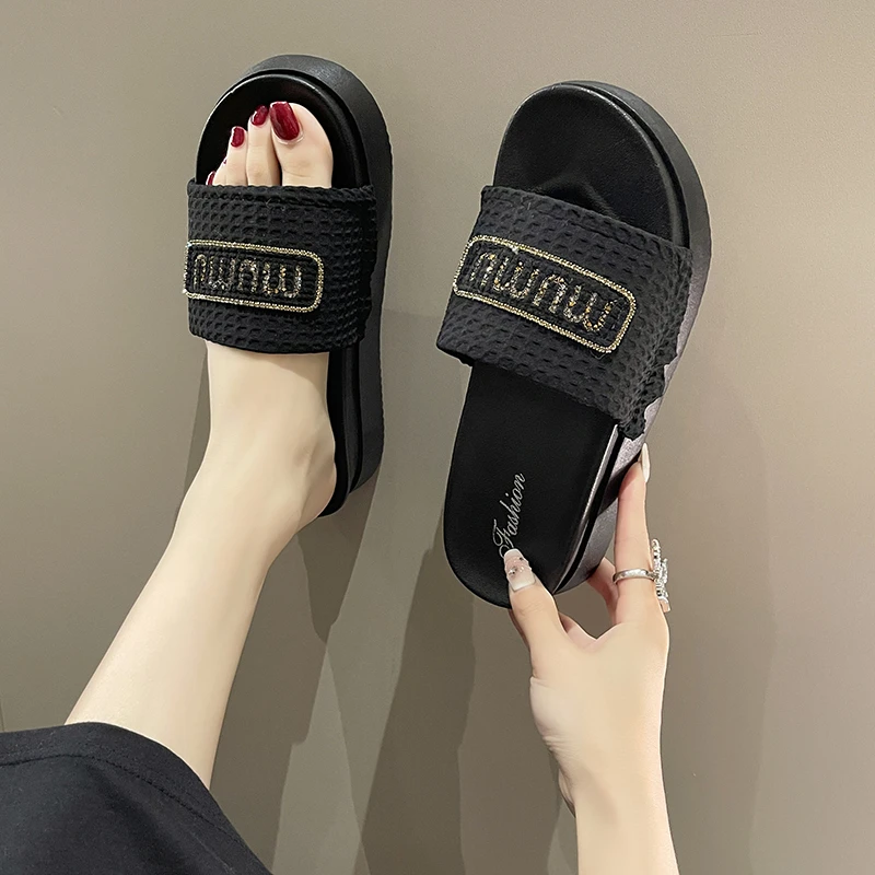 Kadın Terlik Yaz Mektup Dekorasyon Moda Yeni Kaymaz Düz Sandalet Açık Ayak Düz Bayanlar Açık plaj sandaletleri Görüntü 1